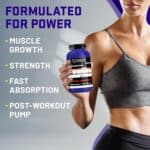 Mujer en ropa deportiva sosteniendo Creatina Ultimate Nutrition 300 g con lista de beneficios.