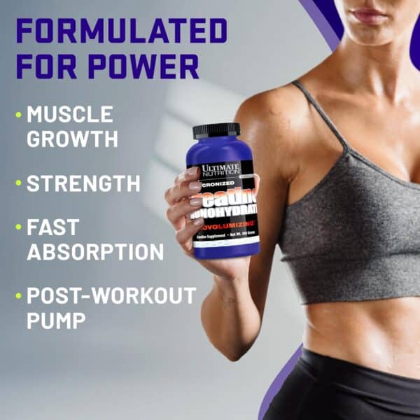 Mujer en ropa deportiva sosteniendo Creatina Ultimate Nutrition 300 g con lista de beneficios.